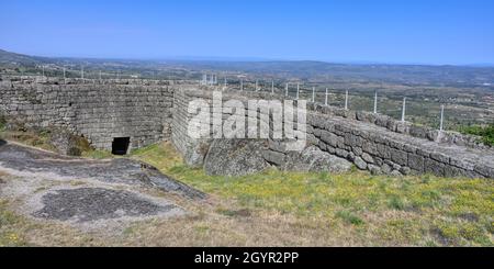 Burgmauer, Linhares de Beira, Historisches Dorf rund um die Serra da Estrela, Castelo Branco, Beira, Portugal Stockfoto