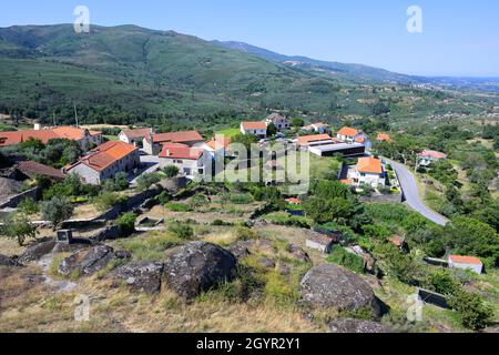 Blick über Linhares de Beira, historisches Dorf rund um die Serra da Estrela, Castelo Branco, Beira, Portugal Stockfoto