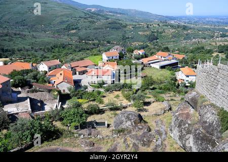 Blick über Linhares de Beira, historisches Dorf rund um die Serra da Estrela, Castelo Branco, Beira, Portugal Stockfoto