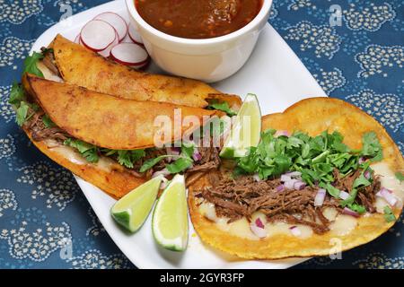 Hausgemachte Beef Birria Tacos, mexikanische Küche Stockfoto