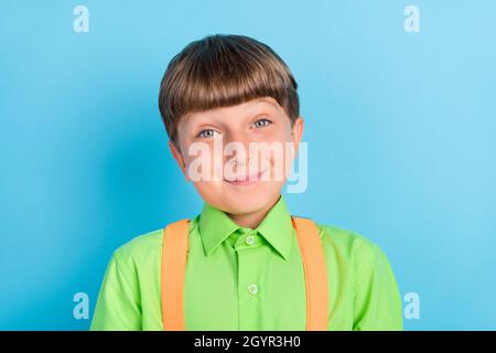 Portrait von attraktiven fröhlich lustig Schuljunge Nerd trägt grünes Hemd isoliert über blaugrün Hintergrund Farbe Stockfoto