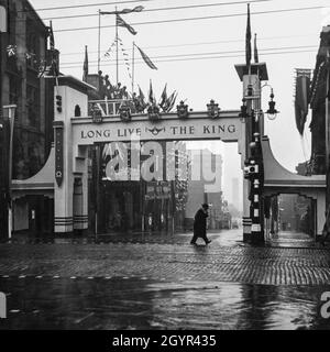 Bogen mit königlichen und bürgerlichen Wappen in Huddersfield, Yorkshire, feiert die Krönung des britischen Monarchen, König George VI., am 12. Mai 1937 Stockfoto