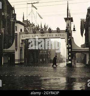 Der Bogen „Long Live the King“ in Huddersfield, Yorkshire, wurde speziell zur Feier der Krönung des britischen Monarchen, König George VI., am 12. Mai 1937 errichtet Stockfoto