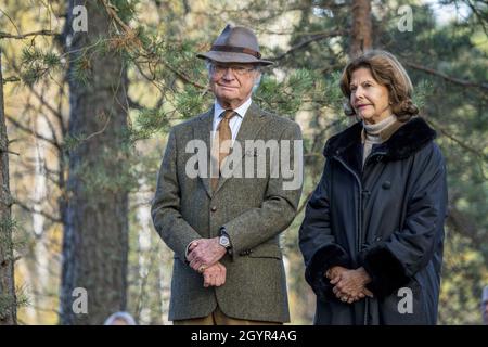 Sormland, Schweden. Okt. 2021. König Carl XVI Gustaf, Königin Silvia bei der Eröffnung eines barrierefreien Rundschloops in Sormland, Schweden am 8. Oktober 2021. Foto von Peter Grännby/Stella Pictures/ABACAPRESS.COM Quelle: Abaca Press/Alamy Live News Stockfoto