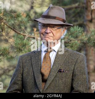 Sormland, Schweden. Okt. 2021. König Carl XVI Gustaf nahm am 8. Oktober 2021 an der Einweihung einer barriereangepassten Rundschleife in Sormland, Schweden, Teil. Foto von Peter Grännby/Stella Pictures/ABACAPRESS.COM Quelle: Abaca Press/Alamy Live News Stockfoto