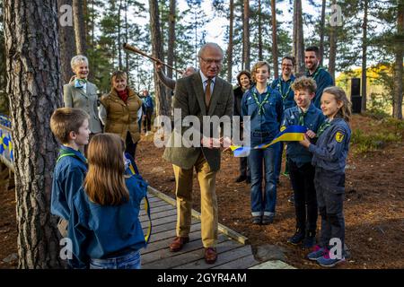 Sormland, Schweden. Okt. 2021. König Carl XVI Gustaf nahm am 8. Oktober 2021 an der Einweihung einer barriereangepassten Rundschleife in Sormland, Schweden, Teil. Foto von Peter Grännby/Stella Pictures/ABACAPRESS.COM Quelle: Abaca Press/Alamy Live News Stockfoto