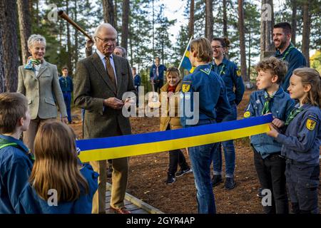 Sormland, Schweden. Okt. 2021. König Carl XVI Gustaf nahm am 8. Oktober 2021 an der Einweihung einer barriereangepassten Rundschleife in Sormland, Schweden, Teil. Foto von Peter Grännby/Stella Pictures/ABACAPRESS.COM Quelle: Abaca Press/Alamy Live News Stockfoto