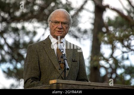 Sormland, Schweden. Okt. 2021. König Carl XVI Gustaf nahm am 8. Oktober 2021 an der Einweihung einer barriereangepassten Rundschleife in Sormland, Schweden, Teil. Foto von Peter Grännby/Stella Pictures/ABACAPRESS.COM Quelle: Abaca Press/Alamy Live News Stockfoto