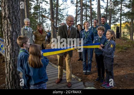 Sormland, Schweden. Okt. 2021. König Carl XVI Gustaf nahm am 8. Oktober 2021 an der Einweihung einer barriereangepassten Rundschleife in Sormland, Schweden, Teil. Foto von Peter Grännby/Stella Pictures/ABACAPRESS.COM Quelle: Abaca Press/Alamy Live News Stockfoto