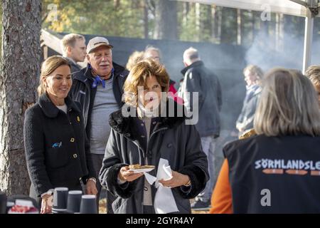 Sormland, Schweden. Okt. 2021. Königin Silvia nahm am 8. Oktober 2021 an der Einweihung einer barrierefreien Rundschleife in Sormland, Schweden, Teil. Foto von Peter Grännby/Stella Pictures/ABACAPRESS.COM Quelle: Abaca Press/Alamy Live News Stockfoto