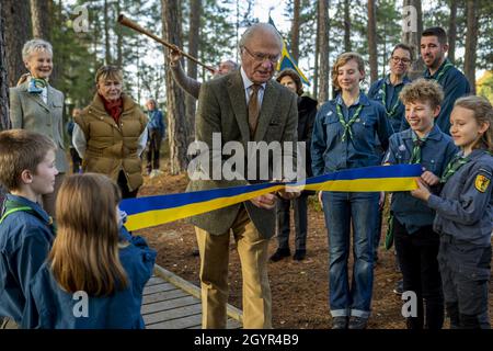 Sormland, Schweden. Okt. 2021. König Carl XVI Gustaf nahm am 8. Oktober 2021 an der Einweihung einer barriereangepassten Rundschleife in Sormland, Schweden, Teil. Foto von Peter Grännby/Stella Pictures/ABACAPRESS.COM Quelle: Abaca Press/Alamy Live News Stockfoto