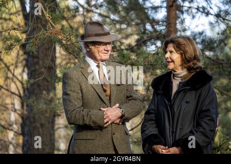 Sormland, Schweden. Okt. 2021. König Carl XVI Gustaf, Königin Silvia bei der Eröffnung eines barrierefreien Rundschloops in Sormland, Schweden am 8. Oktober 2021. Foto von Peter Grännby/Stella Pictures/ABACAPRESS.COM Quelle: Abaca Press/Alamy Live News Stockfoto