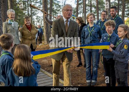 Sormland, Schweden. Okt. 2021. König Carl XVI Gustaf nahm am 8. Oktober 2021 an der Einweihung einer barriereangepassten Rundschleife in Sormland, Schweden, Teil. Foto von Peter Grännby/Stella Pictures/ABACAPRESS.COM Quelle: Abaca Press/Alamy Live News Stockfoto