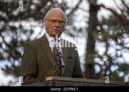 Sormland, Schweden. Okt. 2021. König Carl XVI Gustaf nahm am 8. Oktober 2021 an der Einweihung einer barriereangepassten Rundschleife in Sormland, Schweden, Teil. Foto von Peter Grännby/Stella Pictures/ABACAPRESS.COM Quelle: Abaca Press/Alamy Live News Stockfoto