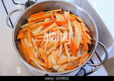 Hähnchen-of-the-Woods Pilztopf mit heißem Wasser, Vorbereitung zum Trocknen und Mahlen zu aromatischem, gesundem Gewürzmehl Stockfoto