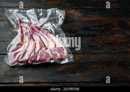 Lamb Rib Vakuum versiegelt bereit für sous vide Kochen Set, auf alten dunklen Holztisch Hintergrund, mit Copyspace und Platz für Text Stockfoto