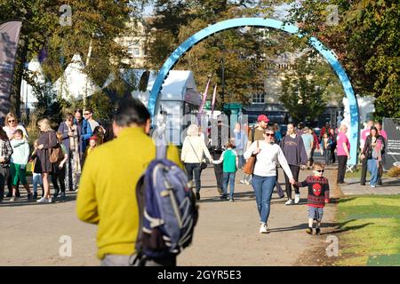 Cheltenham Literature Festival, Cheltenham, Großbritannien - Samstag, 9. Oktober 2021 - Festivalbesucher kommen zu einem sonnigen Start zum Tag 2 des Festivals - das Festival läuft bis Sonntag, 17. Oktober - der Buchverkauf ist während der Pandemie in die Höhe geschnellt. Foto Steven May / Alamy Live News Stockfoto