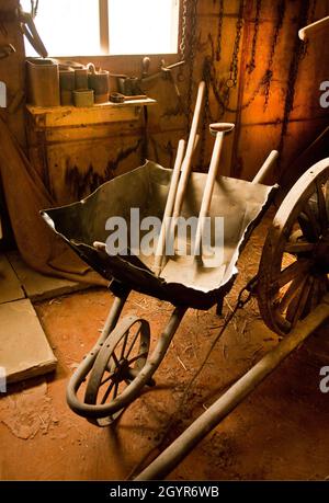 Alte landwirtschaftliche Werkzeuge in einem Holzschuppen Stockfoto