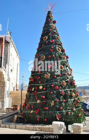 Mi'ilya. Israel. Arabisch-christliches Dorf im Norden Israels. Kirche der Heiligen Maria Magdalena. Kirchenhof und traditioneller Weihnachtsbaum du Stockfoto