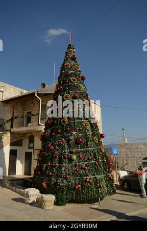 Mi'ilya. Israel. Arabisch-christliches Dorf im Norden Israels. Kirche der Heiligen Maria Magdalena. Kirchenhof und traditioneller Weihnachtsbaum du Stockfoto