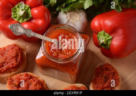 Ajvar, ein köstlich geröstetes Gericht mit rotem Pfeffer und Auberginen. Traditionelles mazedonisches serbisches Gericht aus roten Paprika, Auberginen und Knoblauch, Lutenitz Stockfoto