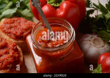 Ajvar, ein köstlich geröstetes Gericht mit rotem Pfeffer und Auberginen. Traditionelles mazedonisches serbisches Gericht aus roten Paprika, Auberginen und Knoblauch, Lutenitz Stockfoto