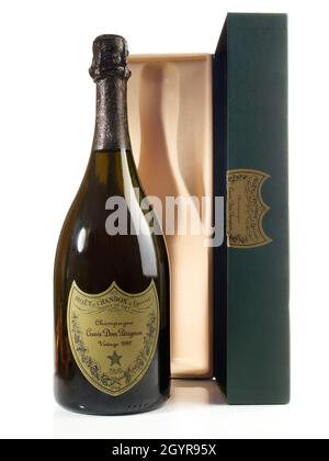 Dom Perignon Champagner-Flasche isoliert auf weißem Hintergrund Stockfoto