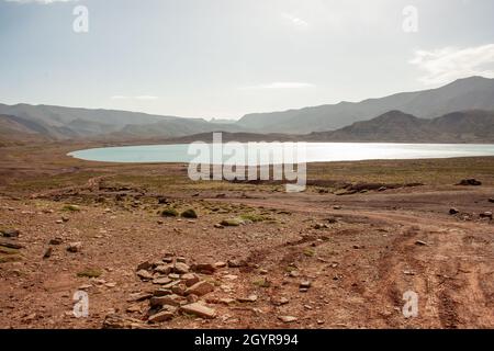 Marokkanische Landschaft mit See und Wüste Stockfoto