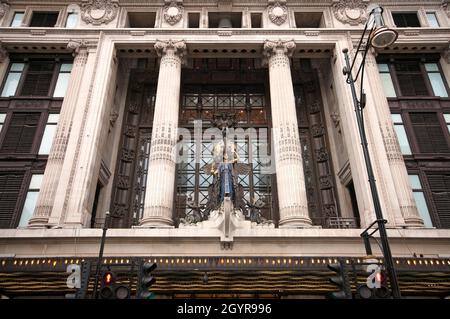 Fassade des Selfridge-Geschäfts mit der Statue der Königin der Zeit (von Gilbert Bayes), Oxford Street, London, England Stockfoto