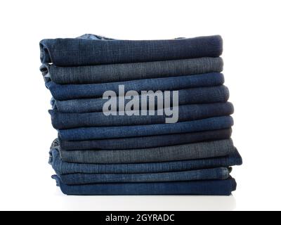 Blue Jeans Stack isoliert auf weißem Hintergrund Stockfoto