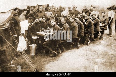 Die britische Royal Flying Corp aus dem 1. Weltkrieg rekrutiert Essen im Freien in ihrem Lager Stockfoto