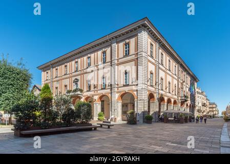 Cuneo, Piemont, Italien - 6. Oktober 2021: Palazzo municipale, historischer Sitz der Gemeinde Cuneo seit 1775 in der Via Roma Stockfoto