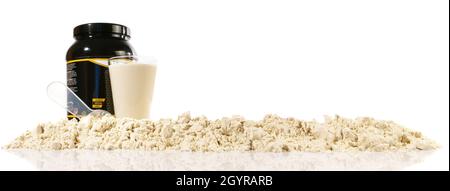 Protein Powder Banner mit Vanilla Shake isoliert auf weißem Hintergrund. Stockfoto