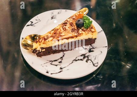 Scheibe vegane Schokolade Mandel-Käse Kuchen köstliche Dessert Essen Küche. Stockfoto