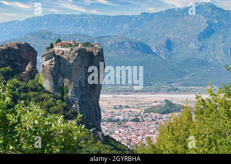 Meteora ist ein einzigartiger Ort und ein Top-Reiseziel, weil es ein Komplex von riesigen paläolithischen Felsen und byzantinischen Klöstern auf ihren Gipfeln ist Stockfoto