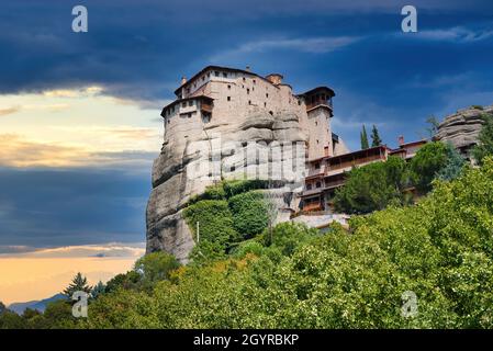 Meteora ist ein einzigartiger Ort und ein Top-Reiseziel, weil es ein Komplex von riesigen paläolithischen Felsen und byzantinischen Klöstern auf ihren Gipfeln ist Stockfoto
