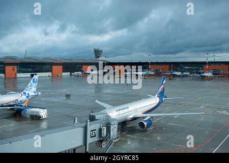 MOSKAU - 04. SEPTEMBER 2021: Aeroflot-Flugzeuge am internationalen Flughafen Sheremetyevo am bewölkten Tag Stockfoto