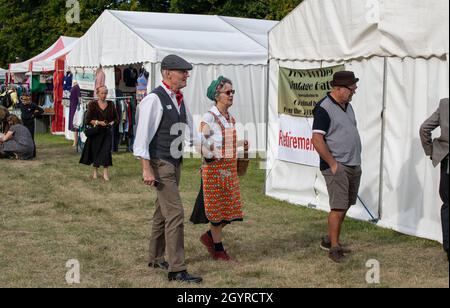 Sheringham, Norfolk, Großbritannien - 14 2019. SEPTEMBER: Menschen in 1940er Jahren Vintage-Kleidung außerhalb eines Zeltes während des 40er-Wochenendes Stockfoto