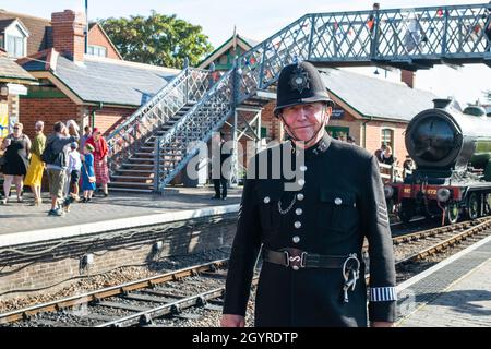 Sheringham, Norfolk, Großbritannien - 14 2019. SEPTEMBER: Mann in der Polizist-Uniform der 1940er Jahre auf dem Bahnsteig von Sheringham am Wochenende der 1940er Jahre Stockfoto