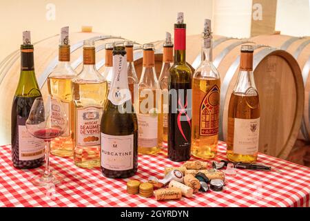 Eine Auswahl an Weinen, die von der Genossenschaft Rhonéa in Baumes-de-Vénise, Frankreich, hergestellt werden Stockfoto