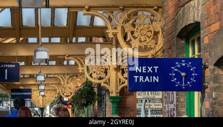 Sheringham, Norfolk, Großbritannien - 14 2019. SEPTEMBER: Architektur und Uhr des alten Bahnsteigs während des Wochenendes der 1940er Jahre Stockfoto