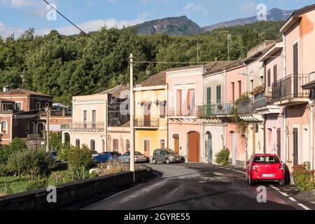 Bunte Häuser im Dorf Milo, hoch auf der Ostseite des Ätna, in der Nähe von Catania, Sizilien, Italien Stockfoto