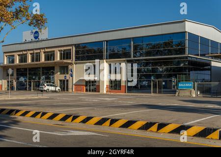 Palma de Mallorca, Spanien; 03 2021. oktober: Gesamtansicht der Hafenstation von Palma de Mallorca an einem sonnigen Tag bei Sonnenuntergang. Balearen, Spanien Stockfoto