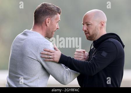 Rob Edwards, der Manager von Forest Green Rovers (links), und Ben Garner, der Manager von Swindon Town, vor dem Start des zweiten Spiels der Sky Bet League beim voll geladenen New Lawn in Nailsworth. Bilddatum: Samstag, 9. Oktober 2021. Stockfoto