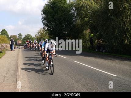 Die Spitze des Rennens passiert Long Melford während der sechsten Etappe der AJ Bell Women's Tour von Haverhill nach Felixstowe. Bilddatum: Samstag, 9. Oktober 2021. Stockfoto