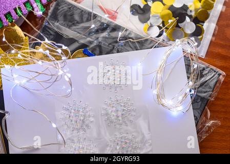 Weihnachten handgemachte diy Hintergrund. Vorbereitung Herstellung Handwerk Weihnachten hausgemachte Karten und Ornamente. Draufsicht auf Holztisch mit Zubehör für diy. Stockfoto