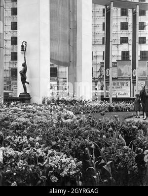 Blumen im Stadtzentrum von Leeds, Yorkshire, England, speziell gepflanzt, um die Krönung des britischen Monarchen, König George VI., am 12. Mai 1937 zu feiern Stockfoto