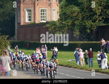 Die Spitze des Rennens passiert Long Melford während der sechsten Etappe der AJ Bell Women's Tour von Haverhill nach Felixstowe. Bilddatum: Samstag, 9. Oktober 2021. Stockfoto