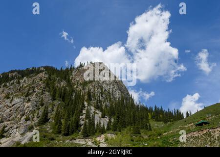 Wolken über dem Berg und Fichte, blauer Himmel Stockfoto