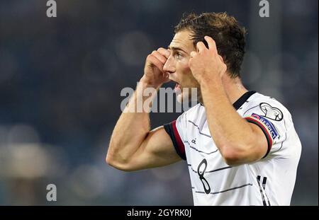 Hamburg, Deutschland. Okt. 2021. Fußball: WM-Qualifikation Europa, Deutschland - Rumänien, Gruppenphase, Gruppe J, Matchday 7 im Volksparkstadion. Der deutsche Leon Goretzka zeigt mit den Fingern. Kredit: Marcus Brandt/dpa/Alamy Live Nachrichten Stockfoto